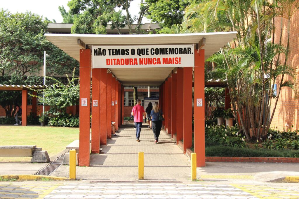 Há dois anos, FEUSP dizia ‘Ditadura nunca mais’