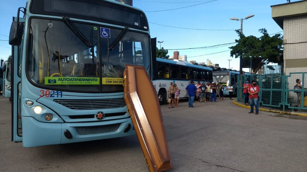 Motoristas de Fortaleza (CE) paralisam por vacina