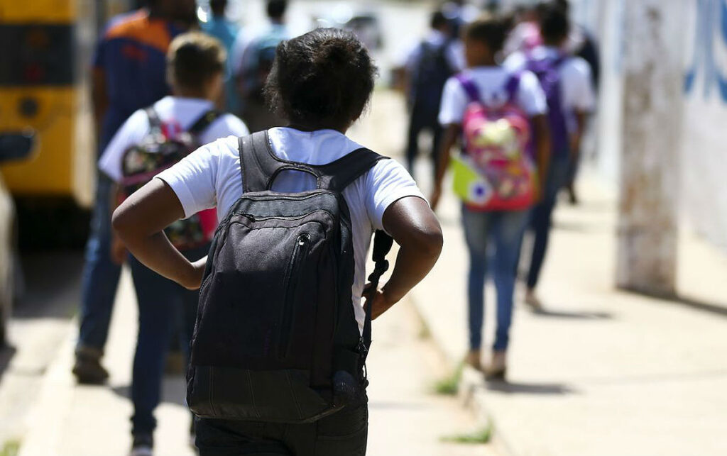 É fake que professor/a não quer trabalhar