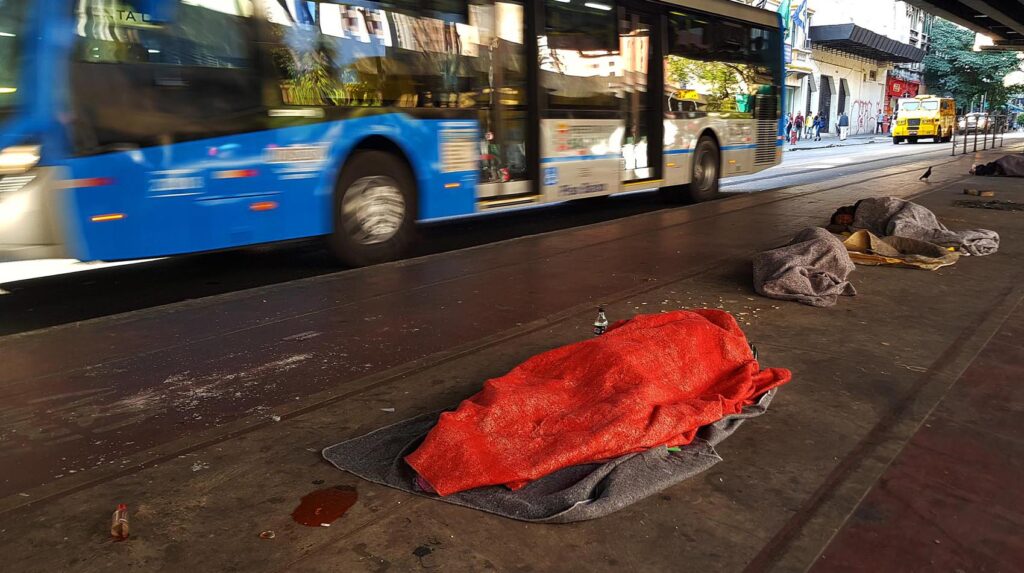 Mais ricos aumentaram fortunas durante a pandemia, enquanto fome assola 20 milhões de pessoas