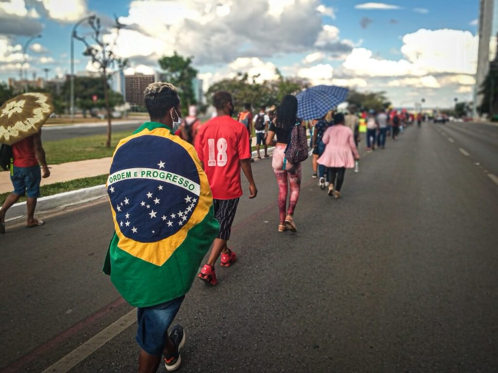 Passeata em fileiras, máscaras, álcool gel: o que está sendo feito para proteger os manifestantes nos atos do dia 29