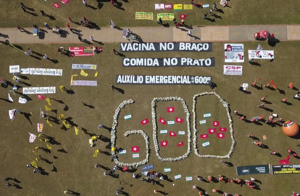 Ato em frente ao Congresso Nacional exige R$ 600 até o fim da pandemia