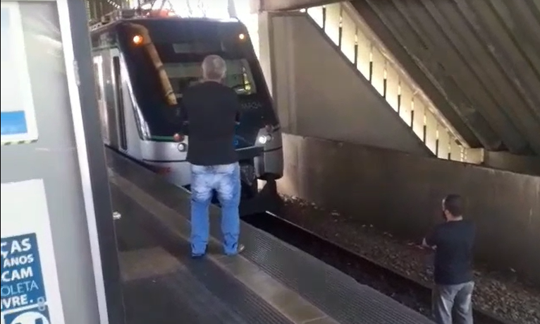 Urgente: metroviário se coloca na frente de trem, exigindo vacina, e é preso