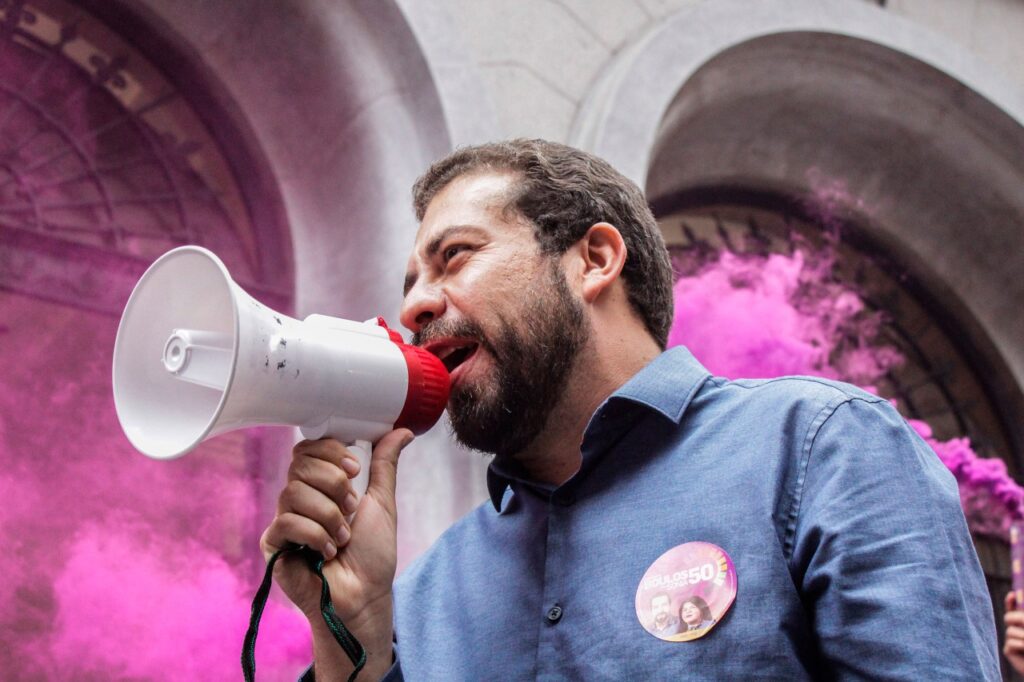 Em coluna na Folha de S. Paulo, Guilherme Boulos pergunta: “É preciso fazer aliança com a direita tradicional nas eleições?”