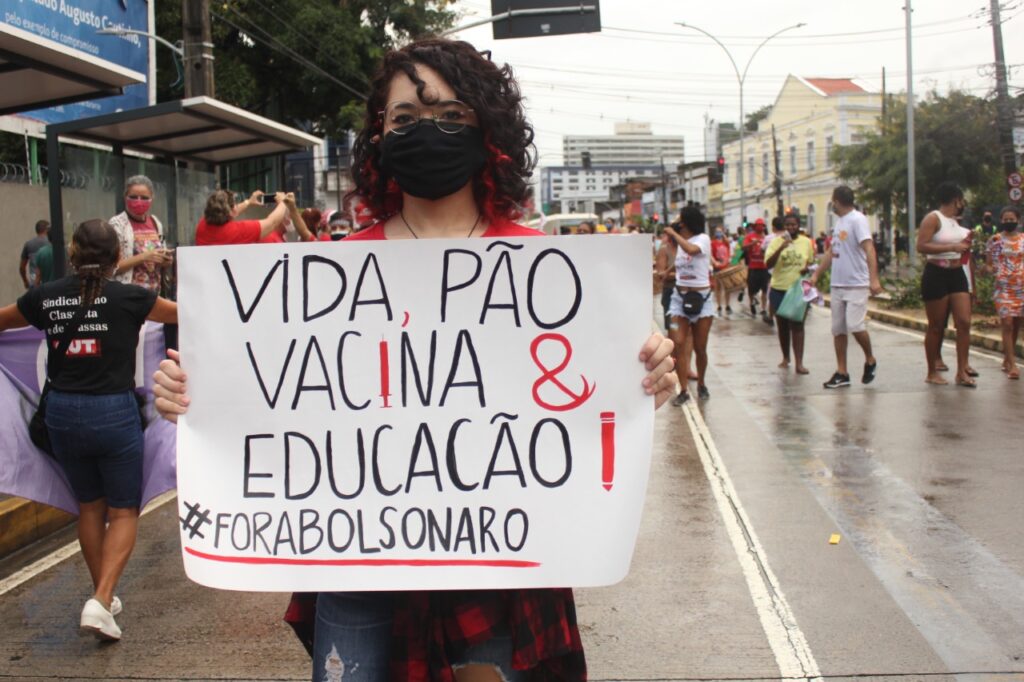 19J: Milhares saem às ruas em Recife contra Bolsonaro e a repressão policial