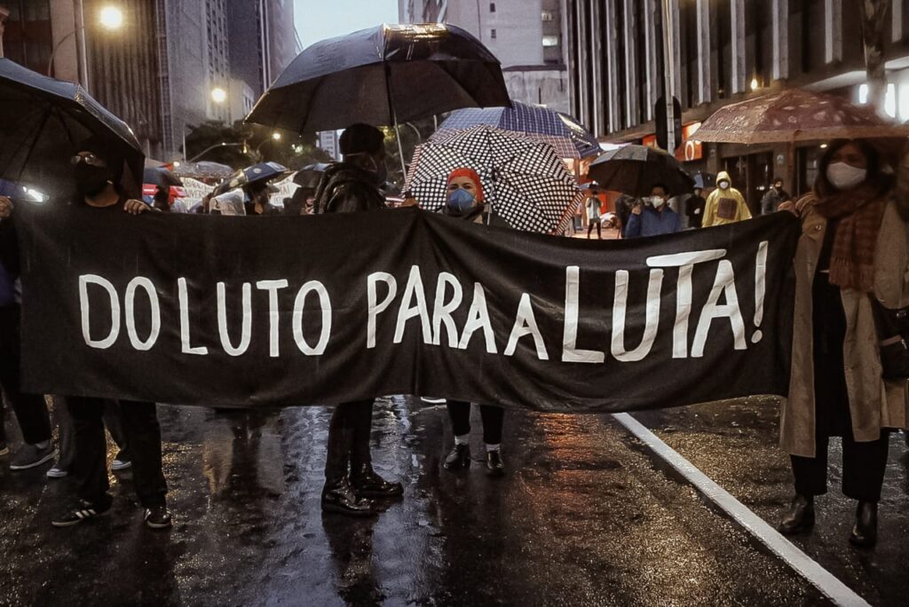 Seguir nas ruas, com a esquerda na ofensiva