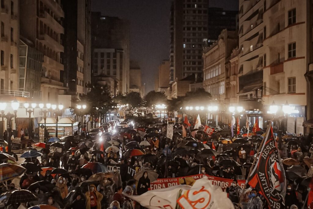 Sob forte chuva, ato em Curitiba mostra disposição para derrubar Bolsonaro!