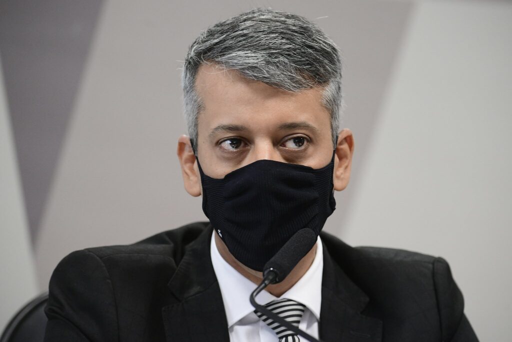 Presidente da CPI dá voz de prisão a Roberto Dias, ex-chefe do Departamento de Logística do Ministério da Saúde