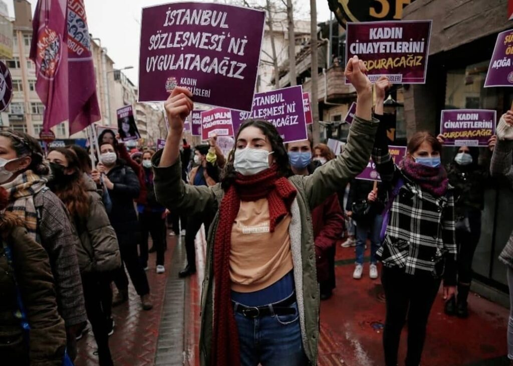 Feministas transfronteiriças protestam contra saída da Turquia da Convenção de Istambul