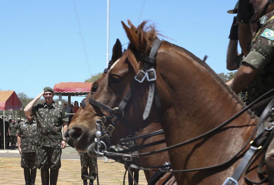 PSOL quer impedir manobras militares durante votação do voto impresso na Câmara nessa terça