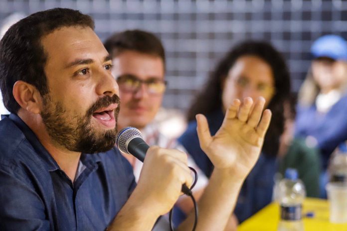 Guilherme Boulos critica tentativa da direita liberal de igualar esquerda ao bolsonarismo