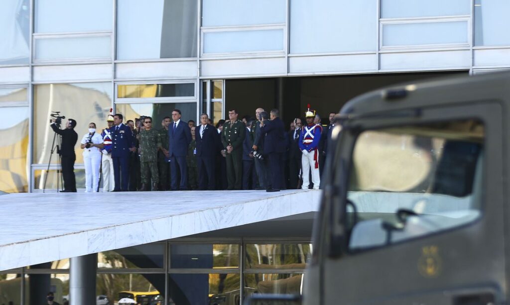 Bolsonaro e os militares: Um espectro ronda o Brasil