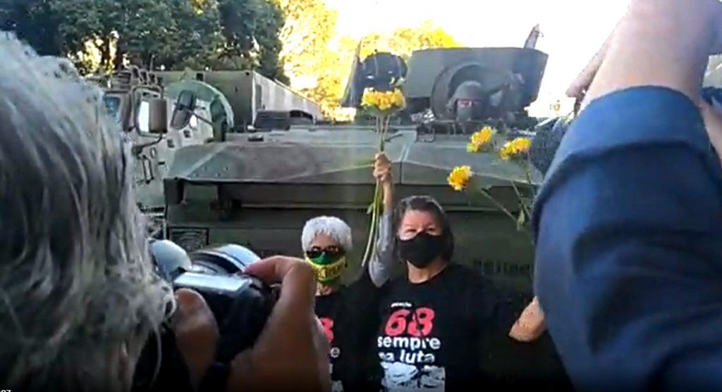 Com flores e coragem, geração 68 enfrenta golpistas em Brasília