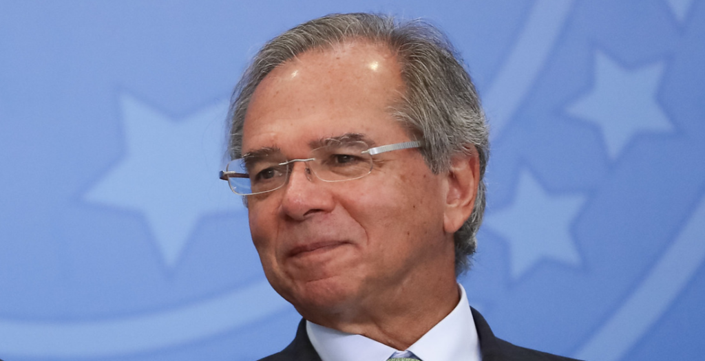 Inflação explode e gasolina bate R$ 7. Paulo Guedes debocha de novo