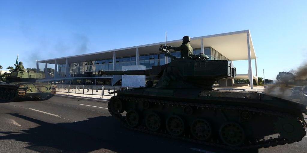 É preciso combater a ameaça de golpe, mas sem desesperar