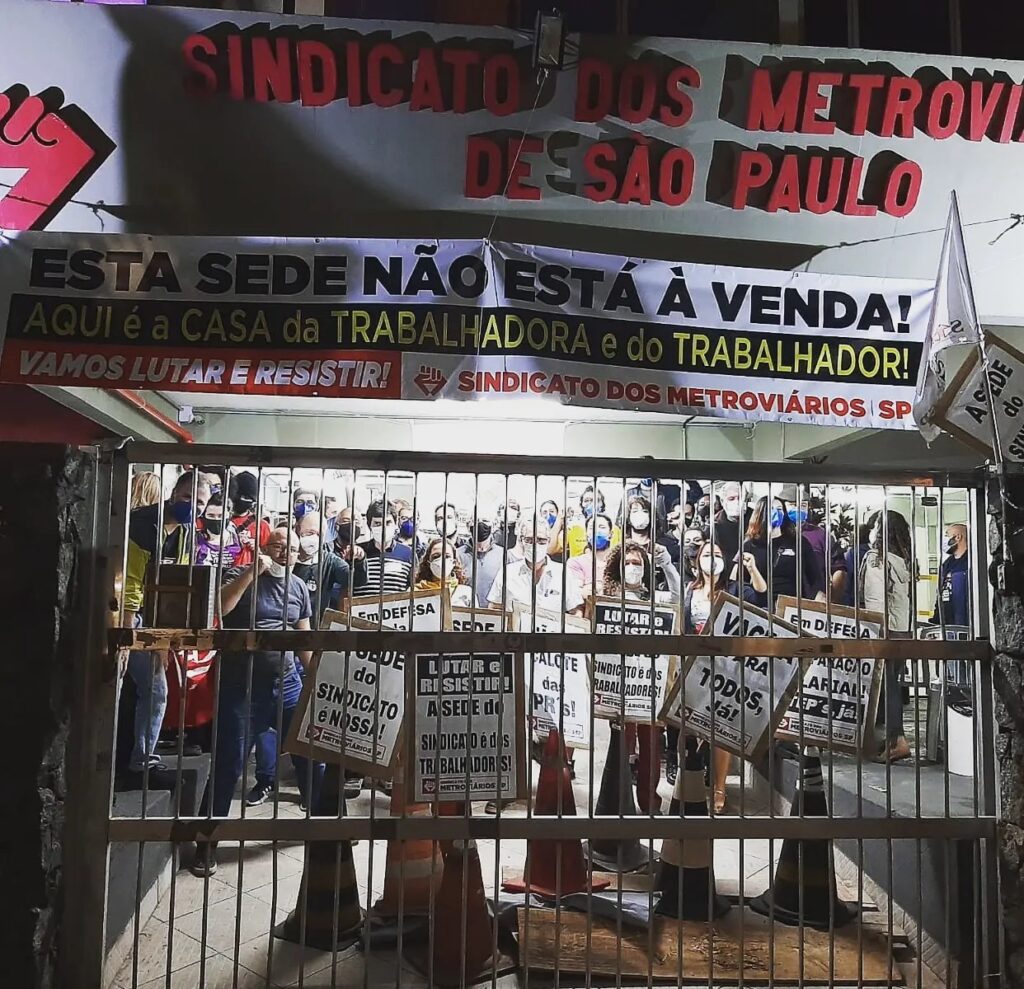 Metroviários de SP estão na sede do sindicato, diante de nova ameaça de operação policial