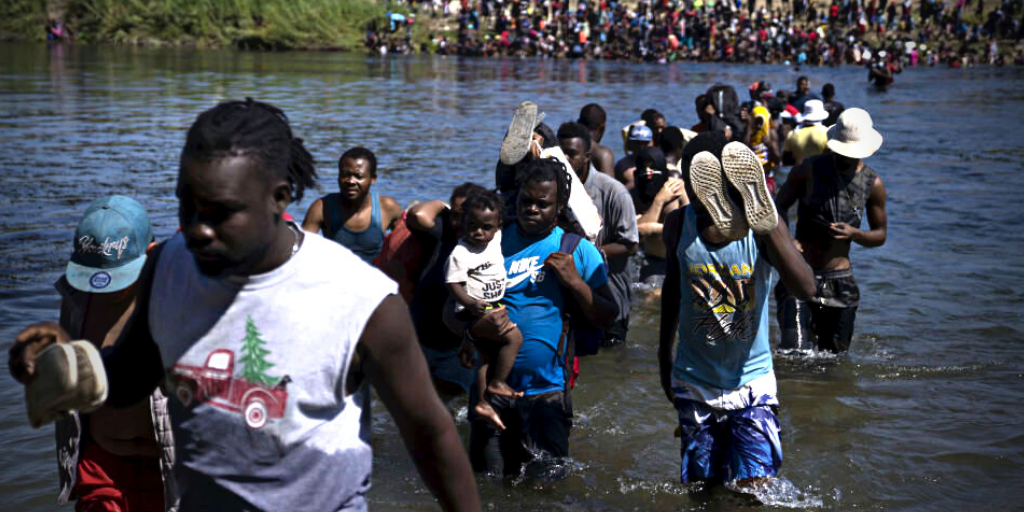 Os Estados Unidos devem receber refugiados haitianos, não brutalizá-los e deportá-los