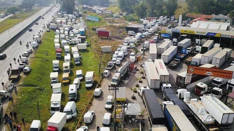 Greve de caminhoneiros questiona privatização da Petrobrás