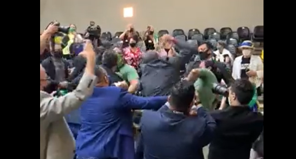 Fascistas invadem a Câmara de Porto Alegre contra passaporte vacinal e são expulsos por vereadores