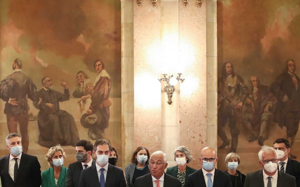 Rejeição da proposta de Orçamento ameaça governo do PS em Portugal