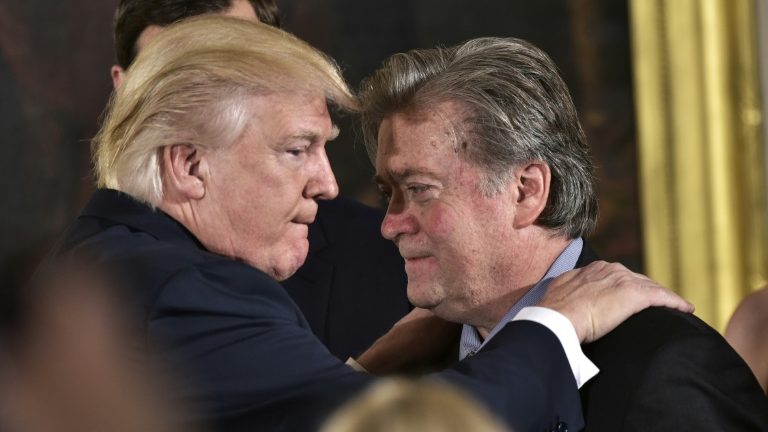 Steve Bannon, aliado de Trump, se entrega à justiça americana