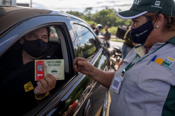 Preço sem PPI: Ação solidária vende gasolina a R$ 4,40 para motoristas e entregadores por app