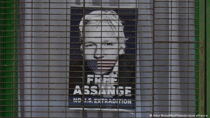 Justiça britânica derruba decisão que impedia extradição de Assange aos EUA