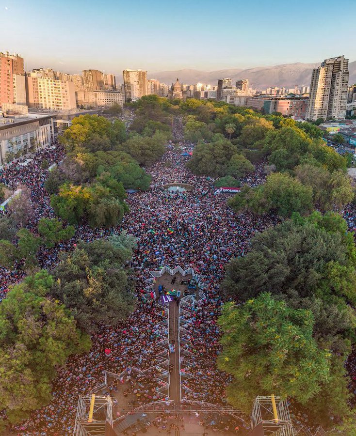 Comício final de Gabriel Boric reúne 40 mil em Santiago