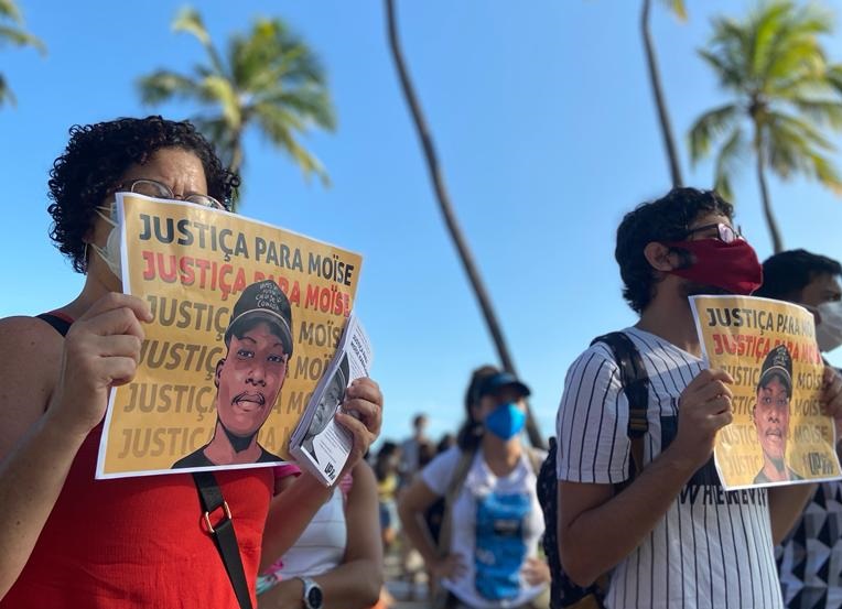 Ato na orla de Maceió pede justiça para Moïse