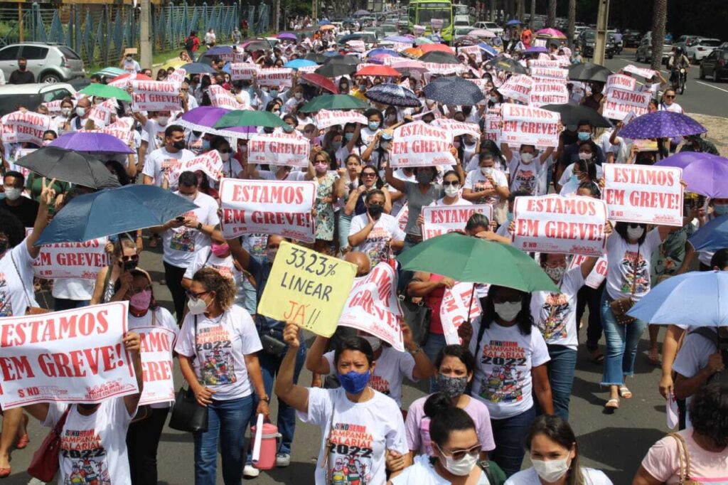 Mais de 2 mil professores(as) estão em greve em Teresina
