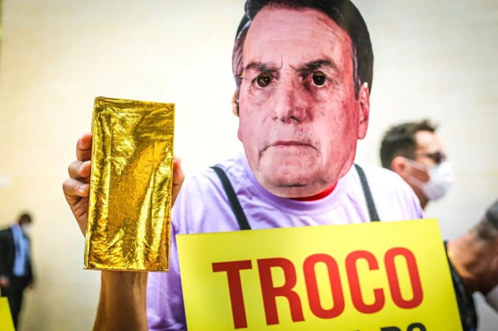 No MEC, manifestantes exigem investigação sobre envolvimento de Bolsonaro em escândalo