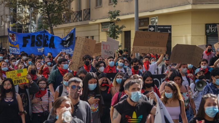 Começa o governo de Boric, estudantes se mobilizam e a repressão continua