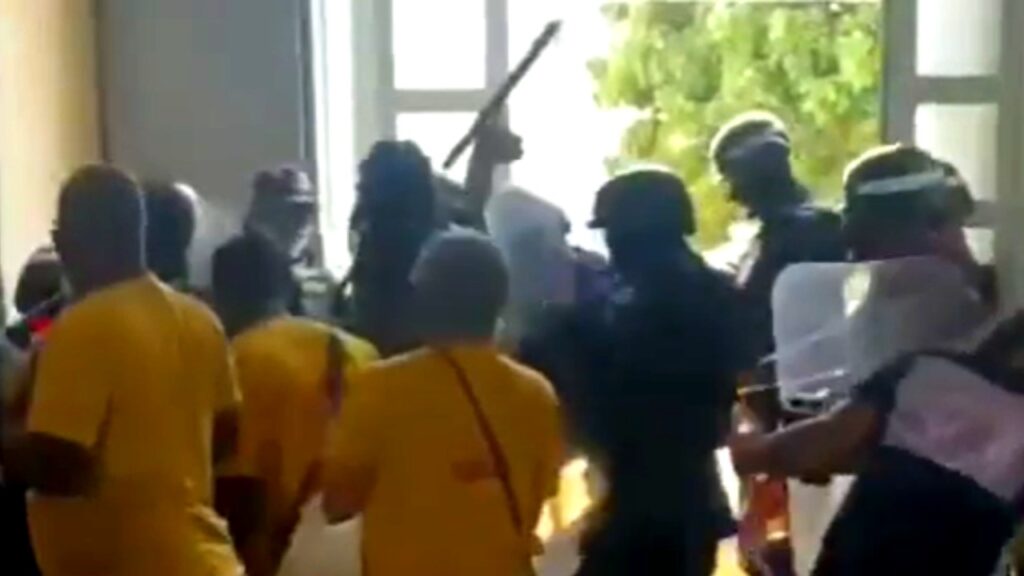 Prefeitura de Feira de Santana (BA) agride professores e vereadores e impede saída da prefeitura