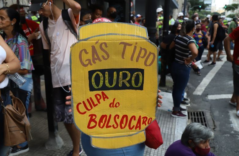 Preço do gás de cozinha bate recorde do século em abril e compromete 9,4% do salário mínimo