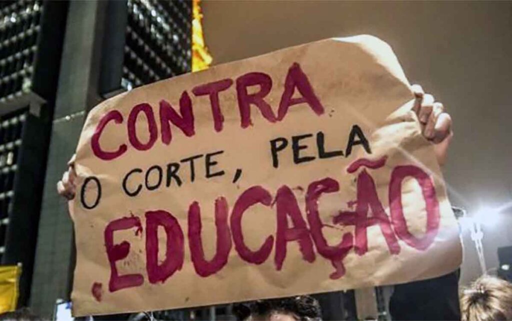 Governo corta R$ 6 bilhões das universidades e da Ciência. UNE fará ato nacional no dia 9