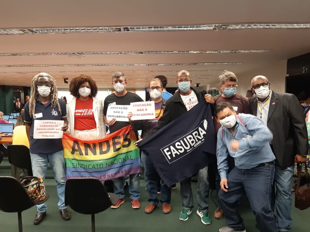 CCJ recua e votação sobre PEC da mensalidade nas universidades públicas é adiada