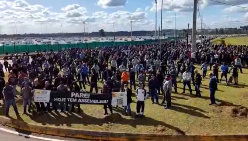 Trabalhadores da Renault do Paraná mantêm greve e recusam proposta