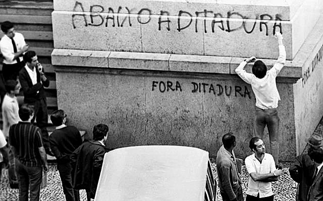 Edição do programa rádio-poesia Aguaceiro descomemorou os cinquenta anos do golpe de 1964 no mês de abril e lança novo episódio completando seu primeiro ano no ar