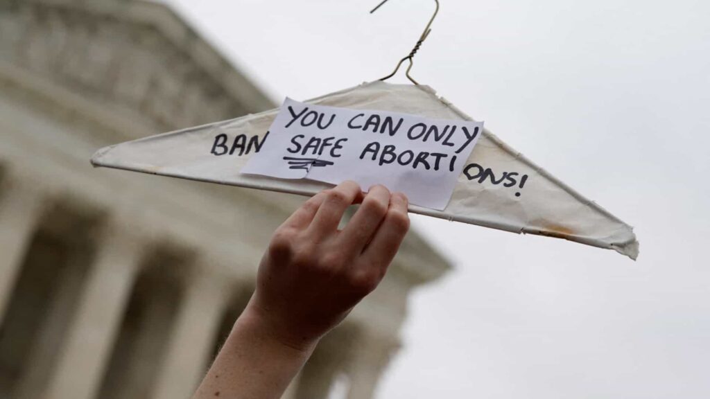 Suprema Corte derruba decisão que garantia o direito ao aborto nos EUA