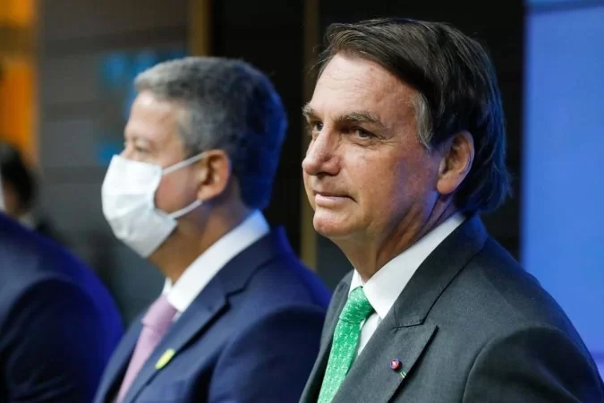 Desesperado, Bolsonaro aposta em lei que o protegeria de responder por seus crimes