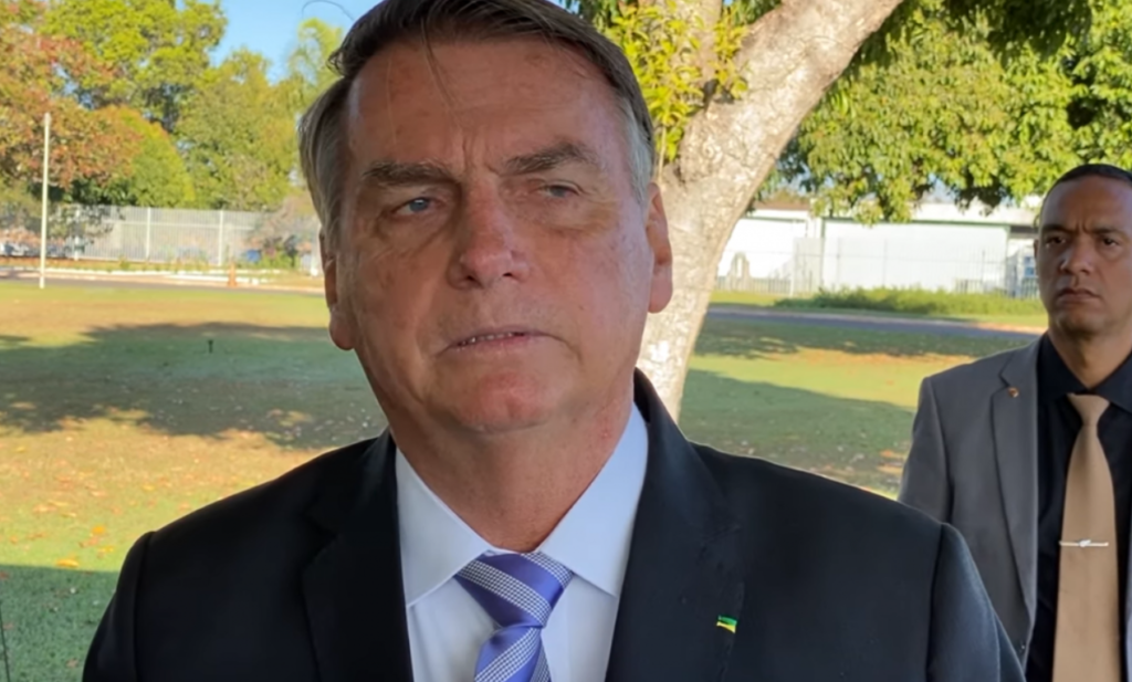 Acuado, Bolsonaro tenta relacionar médico estuprador com universidades