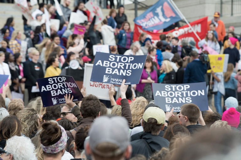 Ofensiva internacional contra os direitos reprodutivos: esquerda brasileira deve se colocar do lado certo da história