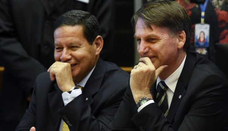 Bolsonaro e Mourão reagem ao assassinato de petista com escárnio e cinismo