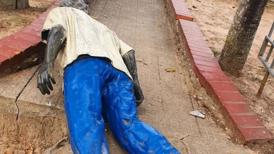 Botem a estátua do Chico Mendes de volta