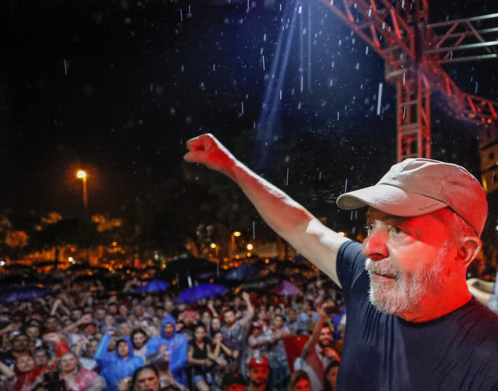 A tarefa dos revolucionários é eleger lula no 1º turno!