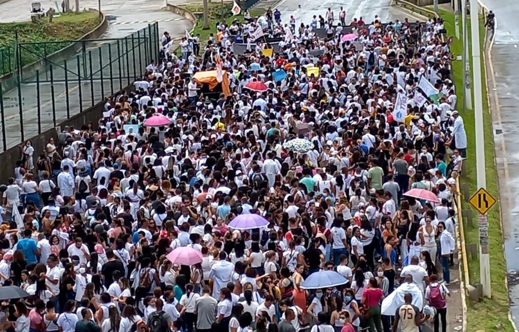 Com milhares nas ruas, enfermagem cobra o piso nacional e dá resposta ao STF