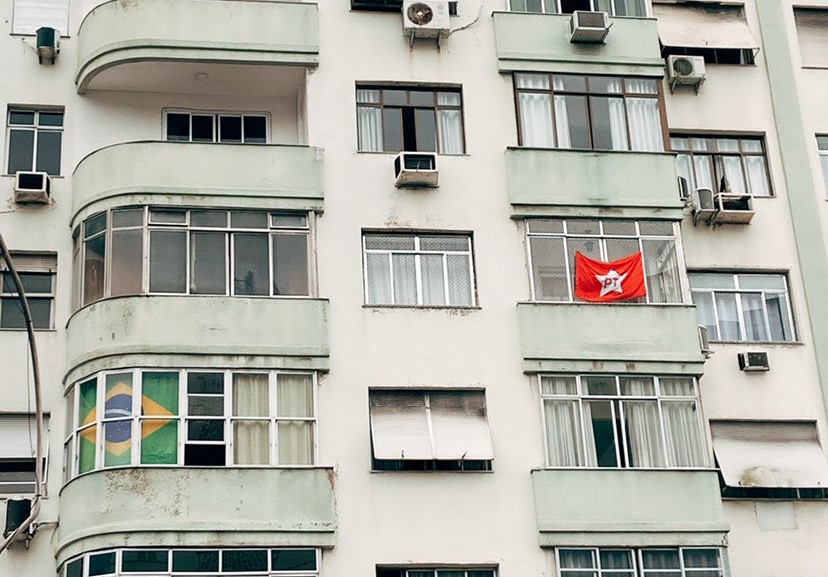 Verde e amarelo X Vermelho: Cores e símbolos como estratégia política