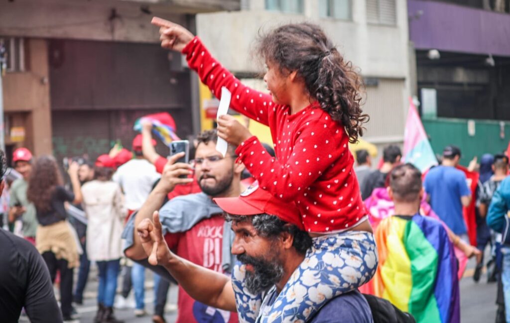 Avermelhar as ruas sem medo de ser feliz