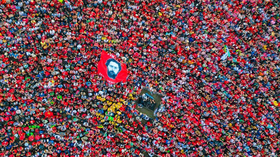 Avermelhar o Brasil e vencer no 2° turno