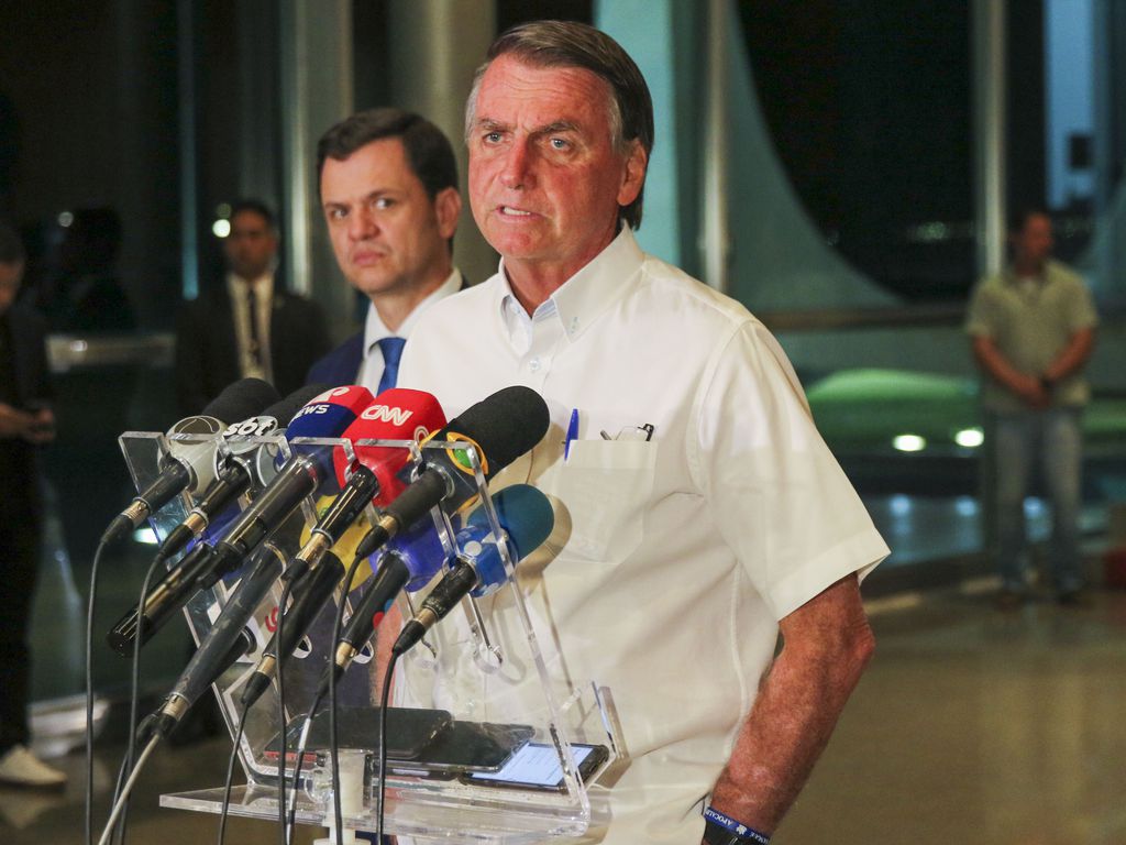 É preciso ir atrás do chefe: extradição e prisão de Bolsonaro!